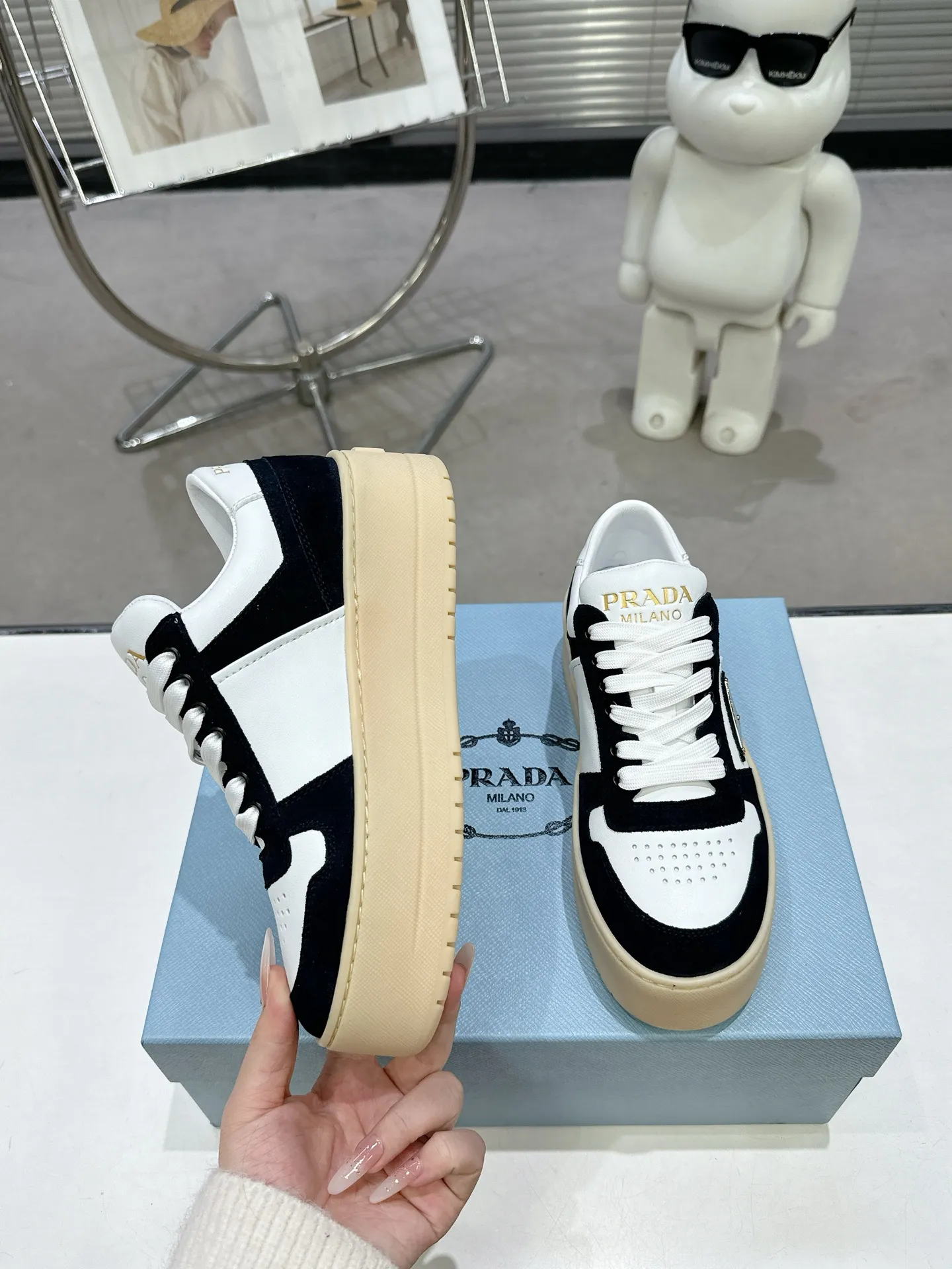 👟👟Ex-factory price 600👟👟 Prada Latest Downtown Bold series Thick-soled Platform Shoes Triangle Logo Casual Sports Shoes White Shoes Original purchase, development and production Downtown Bold sneakers are inspired by the basketball shoes of the 1980s, with sporty design and exquisite details. Crafted from perforated leather, the statement platform sole provides a unique, modern style. The Prada logo is interpreted from different angles, decorated with the iconic enameled triangular metal logo, highlighting the unique classic style. Exquisite packaging at the delivery counter🛍📦 ▪️Fabric: Original custom imported first-layer cowhide ▪️Inner lining: Original imported sheepskin ▪️Outsole: Original open-molded ultra-light foam material ▪️Sole thickness: 4.5CM ▪️Size: Women's 35-40